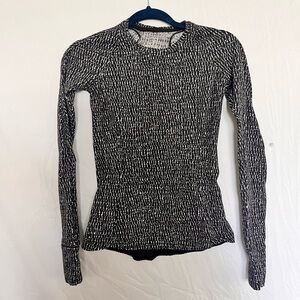 Lululemon thick long sleeve top with thumb holes. Size 4